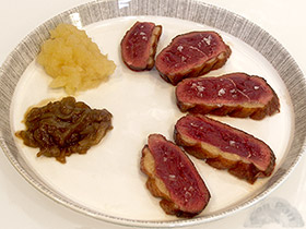 Magret de pato con cebolla confitada y manzana