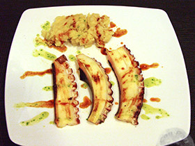 Pulpo a la plancha con pure ahumado de patata frita