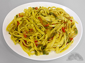 Tallarines al curry con verduras