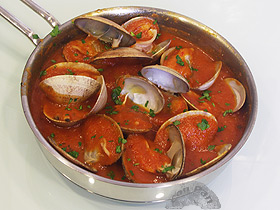 Almejas a la marinera con tomate