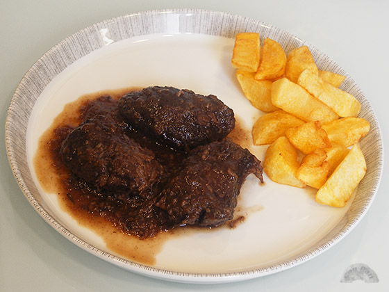 Carrilleras de cerdo iberico en salsa de vino y hongos