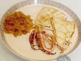 Calamares a la plancha con encebollado
