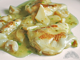 Cocochas a la plancha en salsa verde de hongos 3