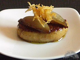 Canape de foie, cebollita confitada y crujiente de patata