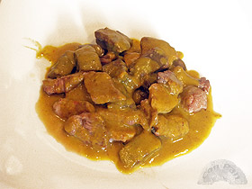 Magret de pato con berenjena al curry
