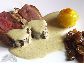 Magret de pato asado relleno de foie y hongos