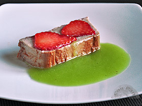 Pudin de fresa con coulis de kiwi