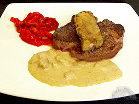 Solomillo a la plancha con foie y salsa de hongos