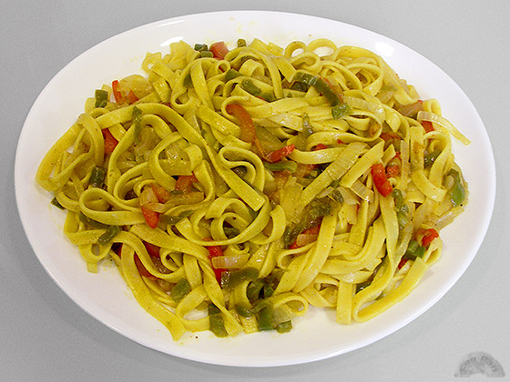 Tallarines al curry con verduras